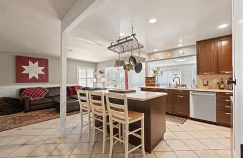 Bonita Otro | 5-Bedroom Farmhouse near Country Club