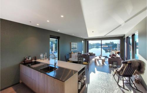 Bomlo Casa | 5 Bedroom Lovely Home In Urangsvåg