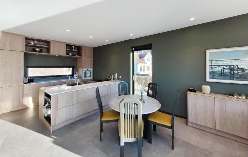 Bomlo Casa | 5 Bedroom Lovely Home In Urangsvåg