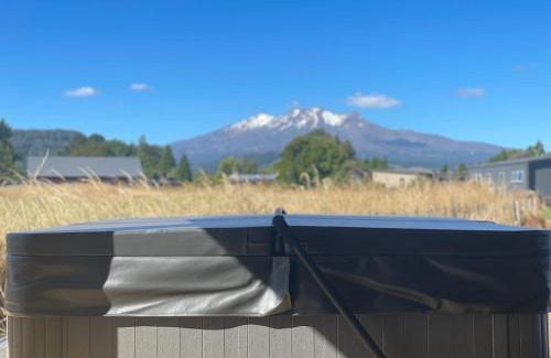 Ohakune Casa | 5 Bedroom, Solar on Snowmass Ohakune, Yellow Door