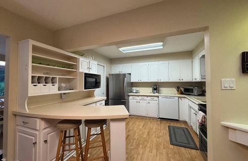 Waterloo Casa | 5 bedroom spacious house in a sought after neighborhood