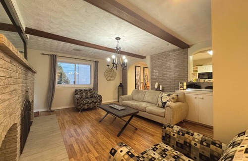 Waterloo Casa | 5 bedroom spacious house in a sought after neighborhood