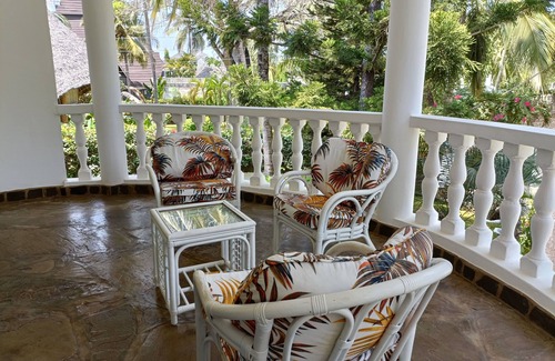 Galu Beach Villa | 5-bedroom Villa - 3 Mins Walk To The Beach