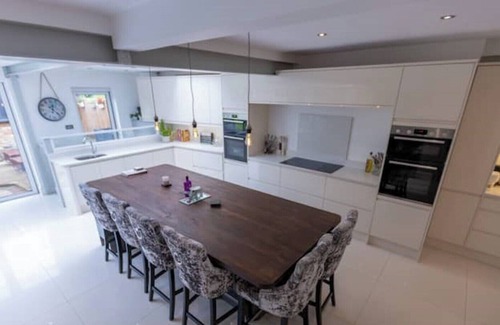 Eltham South Casa | 5 Bedrooms, Gym, Pool, Hot Tub, Outside Bar, Outside Kitchen Close to London...