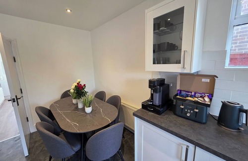 Woodthorpe Casa | 5 Beds, 7 Guests, Private Garden, Free Parking