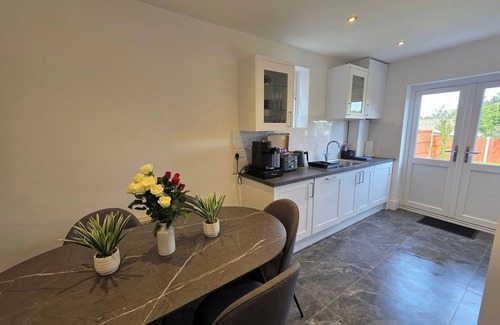 Woodthorpe Casa | 5 Beds, 7 Guests, Private Garden, Free Parking