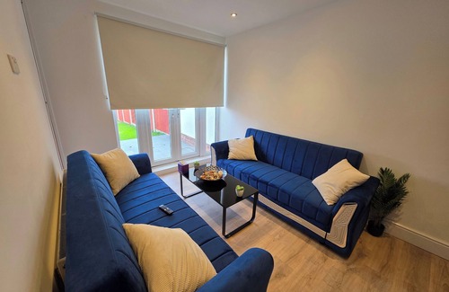 Woodthorpe Casa | 5 Beds, 7 Guests, Private Garden, Free Parking