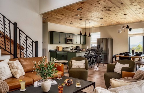 Sevierville Cabina | 5 BR|5 BA| Sleeps13|Game Room| Rooftop w Hot Tub | Movie Room| Free Tkts