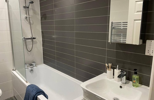 Liverpool Apartamento | 5 Mins to Woolton Village | Skylights + Desk | Parking