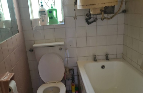Harare Apartamento | 5 minutes into the city. Family sized unit with newly fitted kitchen.
