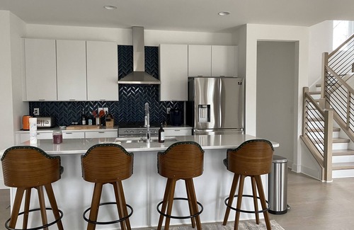 Charlotte Casa | Casa de lujo de 5 camas Queen y 4 baños completos, 1. 4 millas del estadio Bank of America