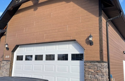 Fox Creek Casa | 5 rooms for rent in a high end home with shared 5 piece bathroom, huge kitchen