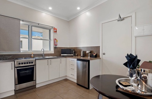 Warwick Hotel | 53 on Victoria