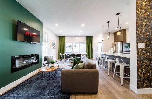 West Edmonton Apartamento | 5BR-Luxury Retreat-Hot Tub-King Bed-Rogers Place-DT