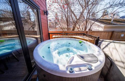 West Edmonton Apartamento | 5BR-Luxury Retreat-Hot Tub-King Bed-Rogers Place-DT
