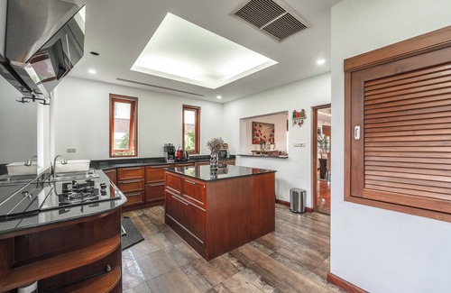 Wichit Villa | 5BR Tropical Villa Pool & Garden V45