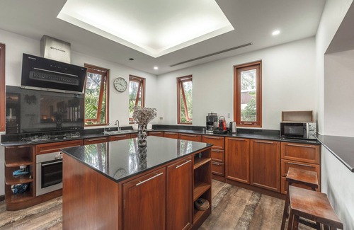 Wichit Villa | 5BR Tropical Villa Pool & Garden V45