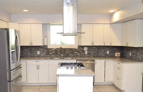 Haynes Area Casa | 5K Sq Ft Modern Entertainment Home a solo 5 millas del centro de Nashville.