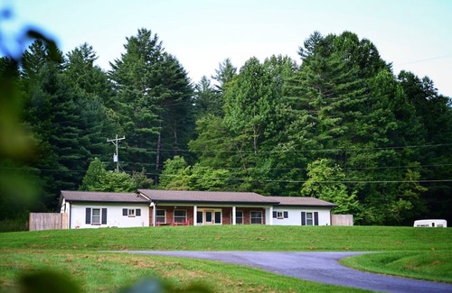 Andrews Casa | 5min to Breweries and 25min to Tail of the Dragon. Pool table + pet friendly!