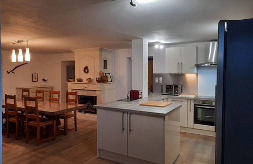 Nancras Casa | encantadora casa de piedra Nancras con piscina y amplio jardín a la sombra