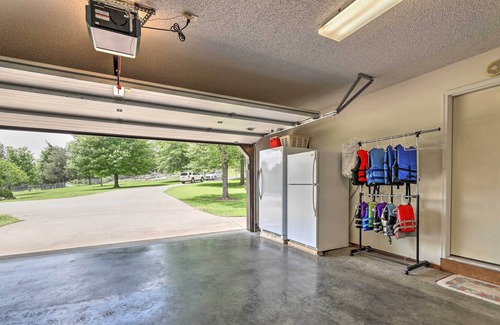 Rogers Casa | 6-Acre Rogers Retreat w/ Ramps on Beaver Lake!