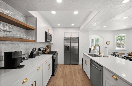 Sandy Casa | 6 Bdrm Close to Mtns+Resorts, Hot Tub, Heated Deck, Fire Pit + 85in TV