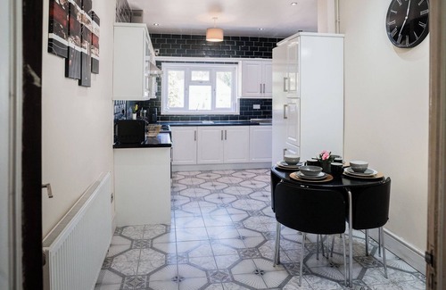 Dudley Casa | 6-bed House - Sleeps 13 - Families & Contractors