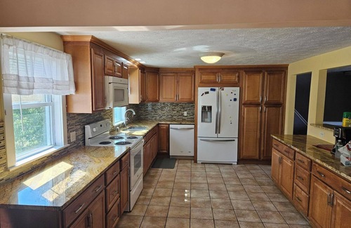 Biddeford Casa | 6-bedroom house in wonderful Biddeford with WiFi, AC