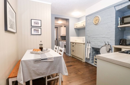 Kessingland Cabaña | 6 COASTAL COTTAGES, pet friendly, with a garden in Kessingland