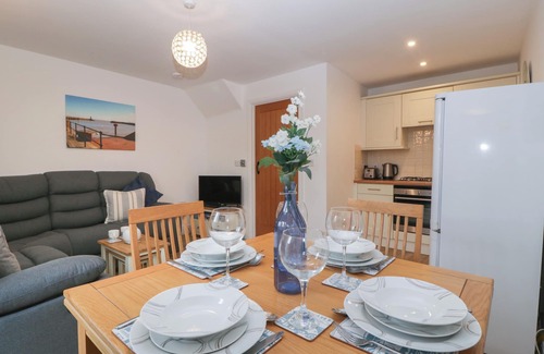 Watchet Cabaña | 6 Malthouse Court, RELOJ