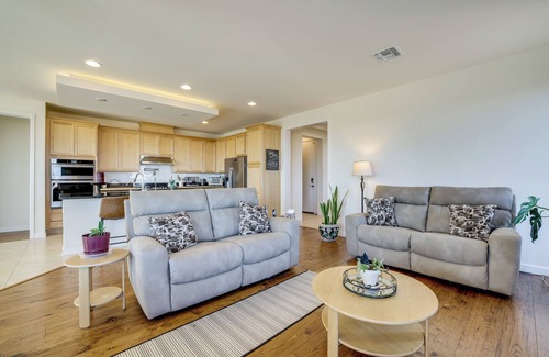 Las Vegas Casa | 6 Mi to Red Rock Canyon! Gem w/ Mtn & Valley Views