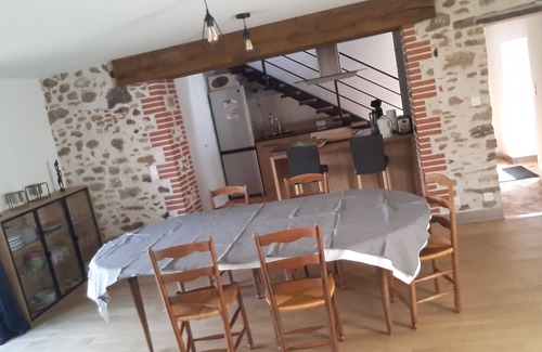 La Roche-sur-Yon Casa | 6-person gite with stunning view of Moulin Papon lake