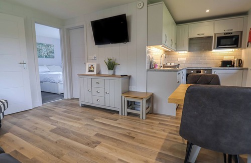 Combpyne Cabaña | 6 PINEWOOD RETREAT, family friendly, with pool in Lyme Regis