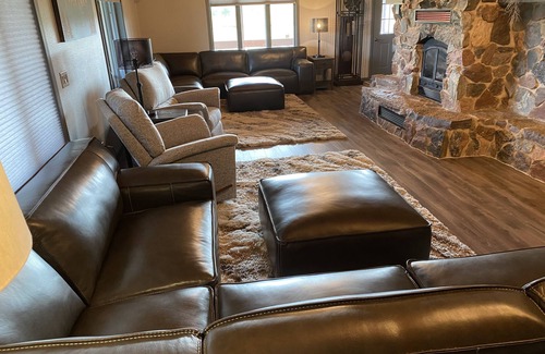 Mitchell Cabina | 7 Bedroom Country Lodge Close to Town - Rooster Roost Ranch Lodge