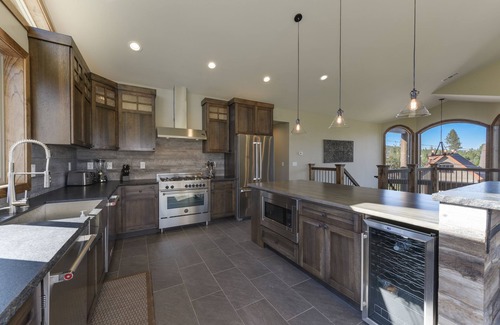 Mountain View Estates Casa | Nueva finca de 7 dormitorios, capacidad para 18 personas, vistas a la montaña, bosque nacional, bañera de hidromasaje