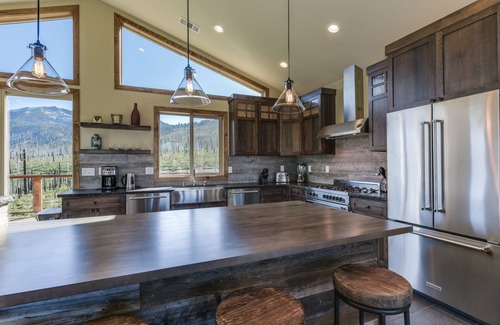 Mountain View Estates Casa | Nueva finca de 7 dormitorios, capacidad para 18 personas, vistas a la montaña, bosque nacional, bañera de hidromasaje