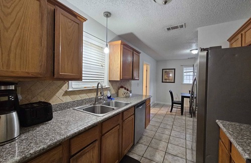 Raleigh Casa | 7 BR Secluded Compound-Abundant Parking-Minutes from Downtown & Airport.