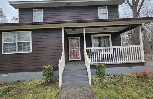 Raleigh Casa | 7 BR Secluded Compound-Abundant Parking-Minutes from Downtown & Airport.