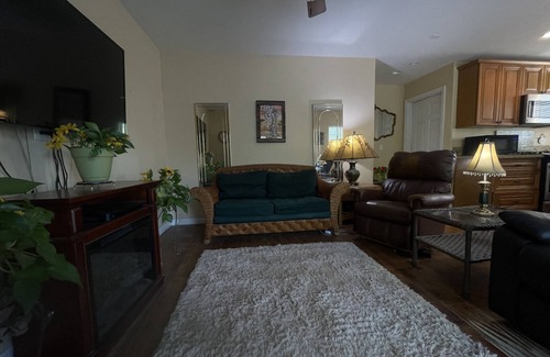Temecula Casa | 7 minutes to grocery and wine country - 1 bed/ 1bath w/laundry and full kitchen.
