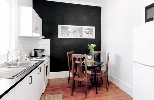 Central Mudgee Apartamento | 70 On Mortimer "Jungle Room" is a newly renovated self contained 1 bedroom unit