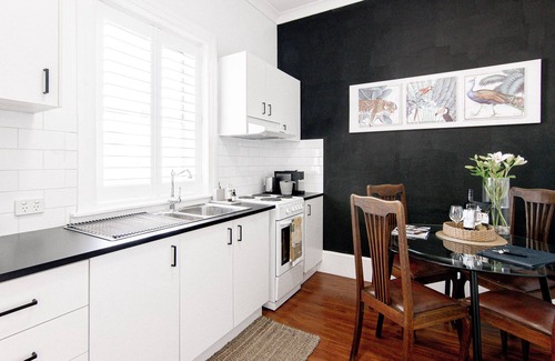 Central Mudgee Apartamento | 70 On Mortimer "Jungle Room" is a newly renovated self contained 1 bedroom unit