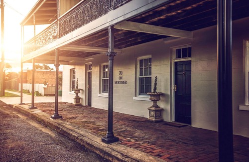 Central Mudgee Apartamento | 70 On Mortimer "Jungle Room" is a newly renovated self contained 1 bedroom unit