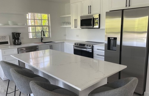 Seven Mile Beach Cabaña | 7mile-Island Hideaway-2bed/2bath-King & Queen Beds-Pool-walk to beach & shops!
