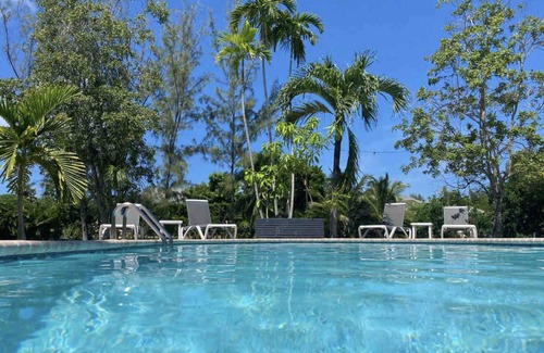 Seven Mile Beach Cabaña | 7mile-Island Hideaway-2bed/2bath-King & Queen Beds-Pool-walk to beach & shops!