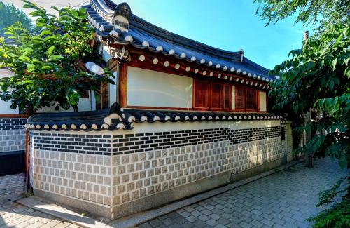 Seochon Villa | #8월오픈할인# 경복궁역 도보 4분#한옥#전통체험#경복궁,인사동,북촌,서촌,광화문,명동, 동대문 바로 옆#짐보관# 9인#호텔침구#각방에어컨#무료와이파이#세탁건조기#교통최고
