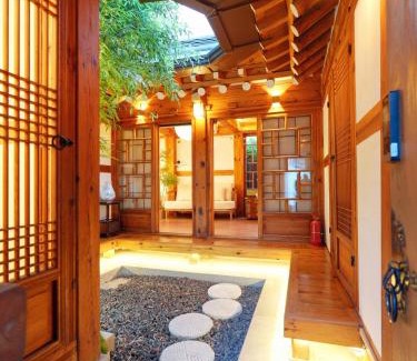 Seochon Villa | #8월오픈할인# 경복궁역 도보 4분#한옥#전통체험#경복궁,인사동,북촌,서촌,광화문,명동, 동대문 바로 옆#짐보관# 9인#호텔침구#각방에어컨#무료와이파이#세탁건조기#교통최고