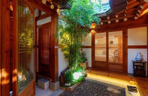 Seochon Villa | #8월오픈할인# 경복궁역 도보 4분#한옥#전통체험#경복궁,인사동,북촌,서촌,광화문,명동, 동대문 바로 옆#짐보관# 9인#호텔침구#각방에어컨#무료와이파이#세탁건조기#교통최고