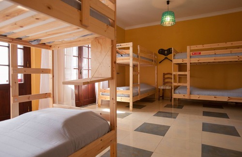 Ericeira Hotel | Cama de 8 camas: Chill Hill Hostel & Private Rooms - Peach Garden (RNAL Nº 7624 / AL)