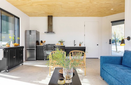 Downtown Palm Springs Apartamento | 8-Bedroom Suite | Blackhaus Hotel by AvantStay