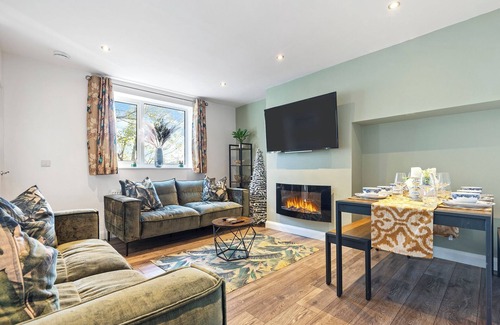 Heworth Casa | 8 Eighth Ave · Retreat On The Green - Beautiful 4-Bed Home | Pass The Keys